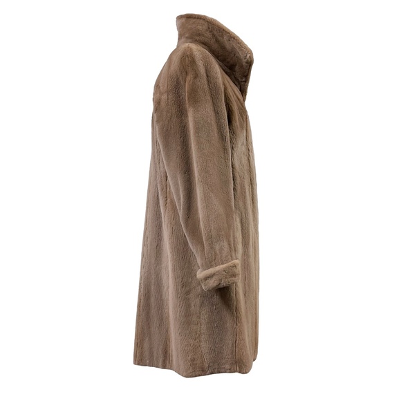 Sheared Fur Coat Designed by Fourrures Laganière Montreal - Picture 4 of 13